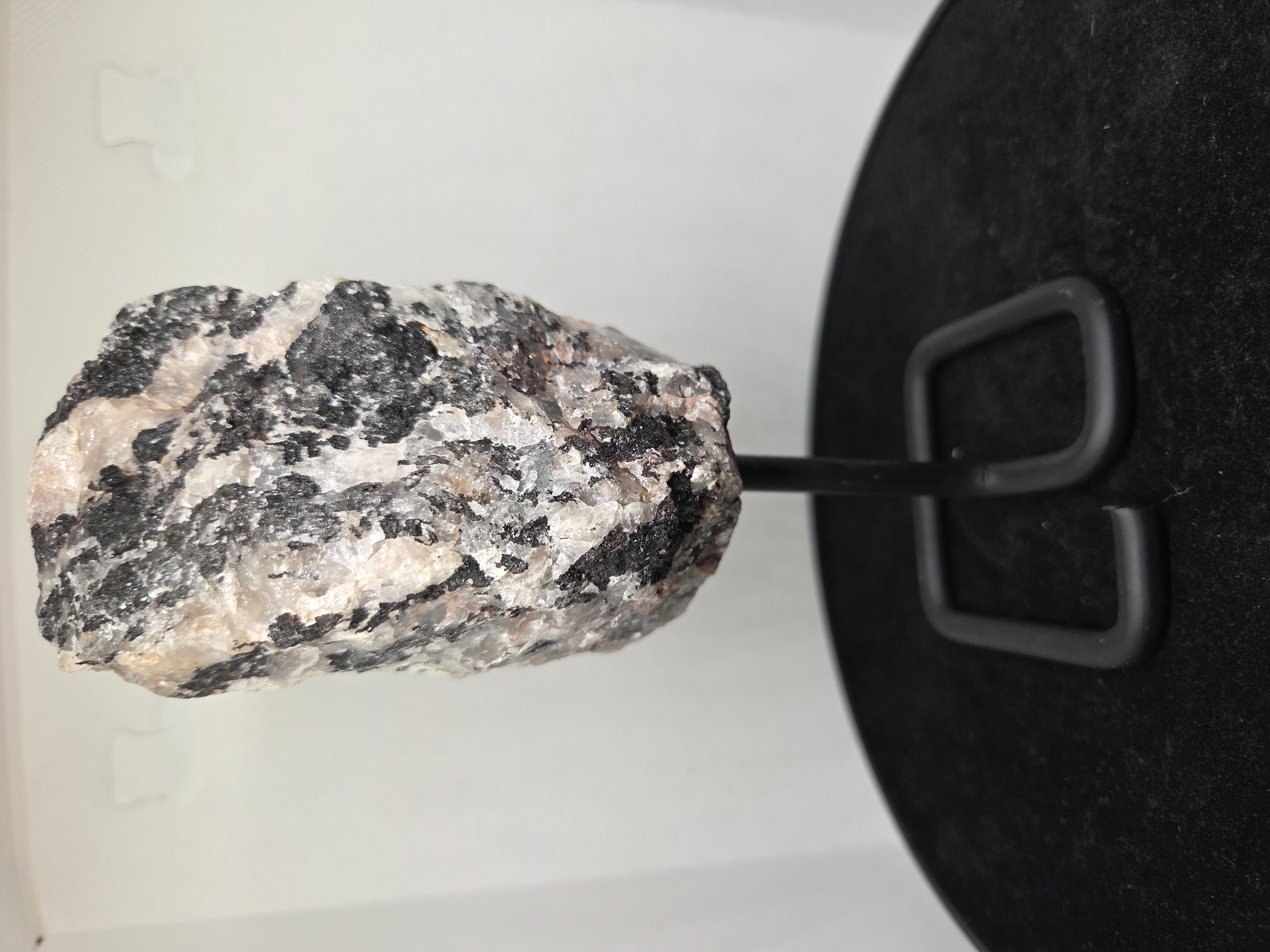 Toermalijn_achterkantopvoet_spiritsoflife Toermalijn kwarts - op Voet - 460 Gram