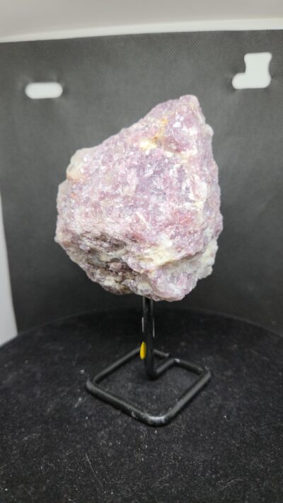 Lepidoliet_opvoetruw_spiritsoflife Lepidoliet - ruw op voet - 430 Gram