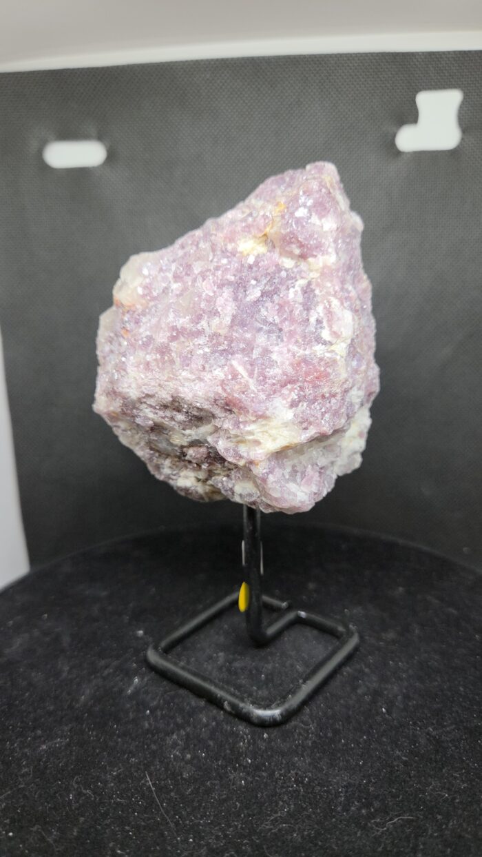 Lepidoliet_opvoetruw_spiritsoflife Lepidoliet - ruw op voet - 430 Gram