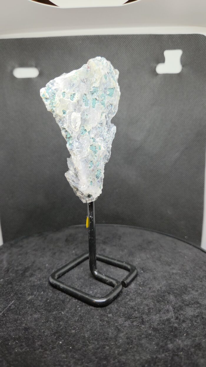 20251118_180621 Bloemagaat ( Zeoliet) - ruw op voet - 130 Gram