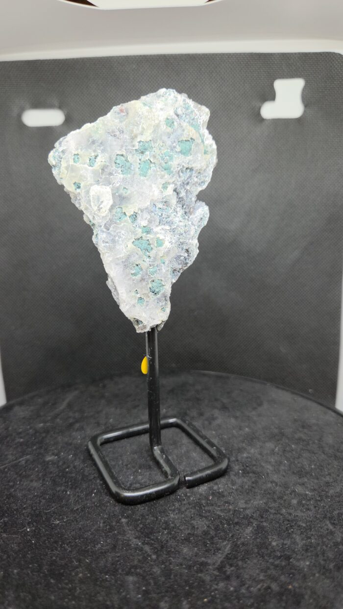 20251118_180622 Bloemagaat ( Zeoliet) - ruw op voet - 130 Gram